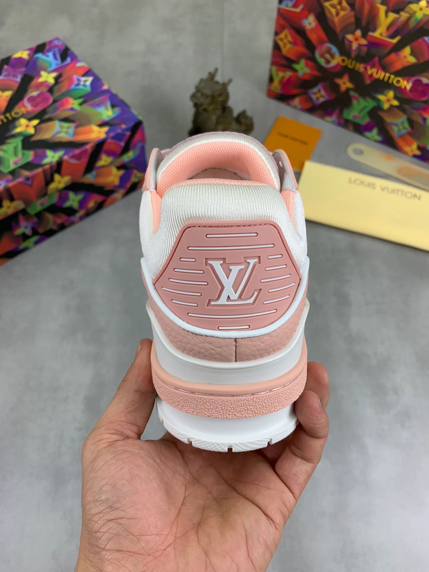 Men's men's shoes 💰P580 New style 💰💎💎Latest color High version 2025Louis*Vuitto* LV Traine Catwalk TRAINER outsole and fabric private model A shoe that definitely costs a lot of money and effort. This series was designed after the arrival of Vifgil. It is favored by many fans every season. Original TPU outsole Original packaging Color: black Available in white (available from stock, super fast shipping) Code number: 35-46